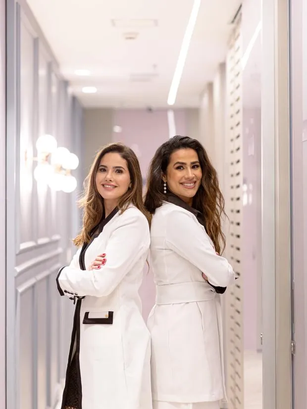 Dras. Thiara Lenzi e Fernanda Nóbrega no corredor da clínica